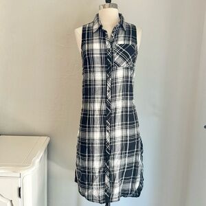 Love Tree Black & White Sleeveless Flannel Button Down Tunic, Medium